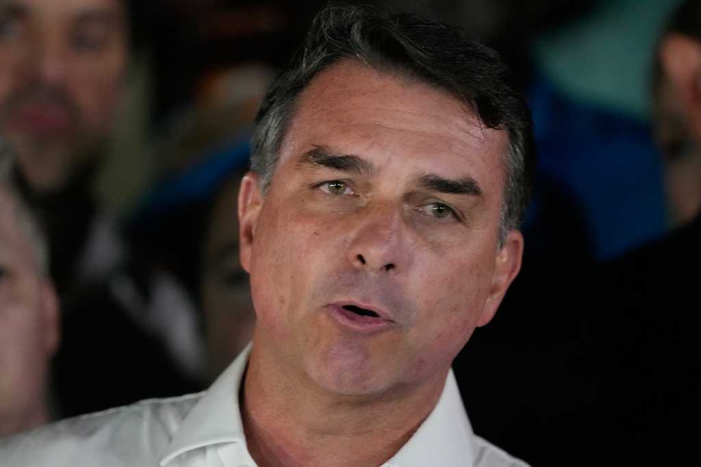 Defeated Brazilian presidential candidate Flávio Bolsonaro and his family land in Miami — Winter Garden Community news