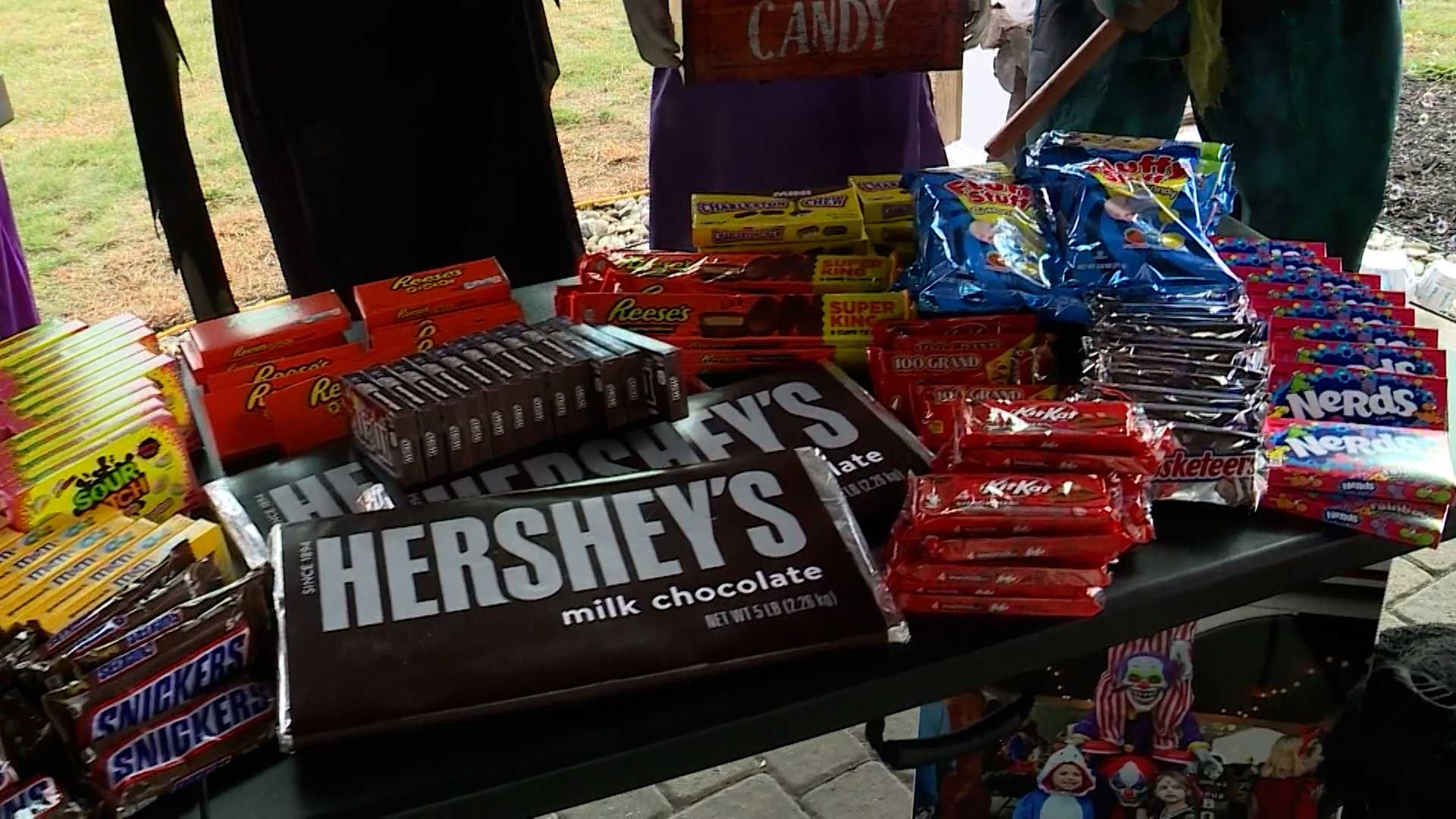 Man prepares to hand out 14,000 candy bars for Halloween  — WESH 2 Orlando