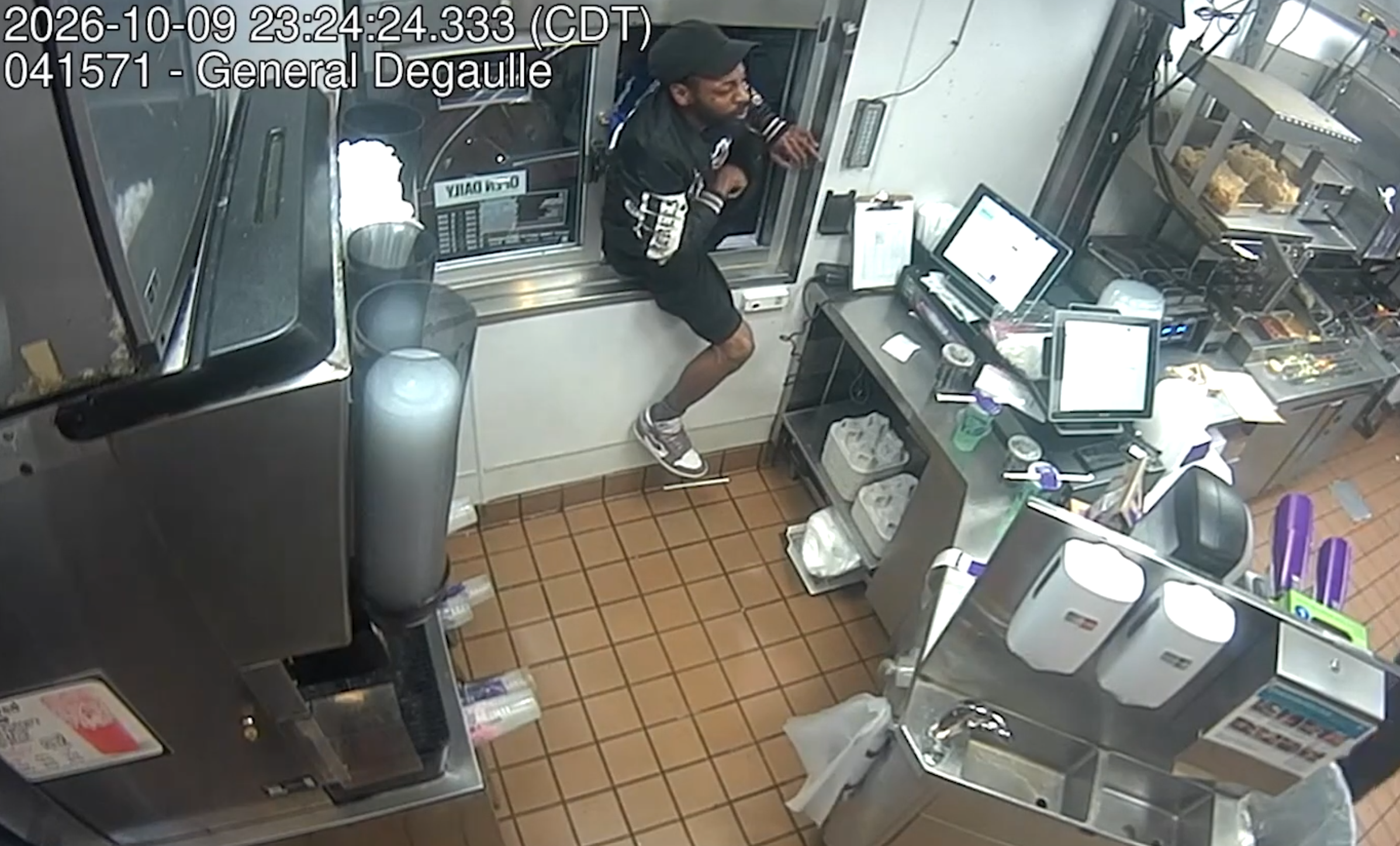 New video shows moment man climbed through Taco Bell drive-thru, threatened workers — WESH 2 Orlando